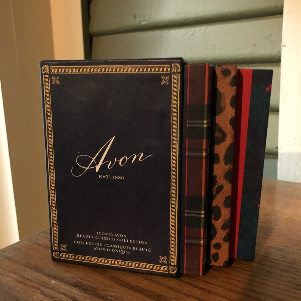 Avon makeup gift set. 3 small palettes, 2 eyeshadow and one blush.